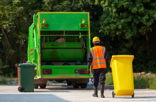 Niegroźny wypadek ze śmieciarką – pracownik na zwolnieniu