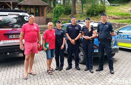 Policjanci i ratownicy czuwają nad bezpieczeństwem – kontrola basenu w powiecie karkonoskim