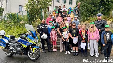 Bezpieczne wakacje z policją. Funkcjonariusze odwiedzili dzieci w Dziwiszowie