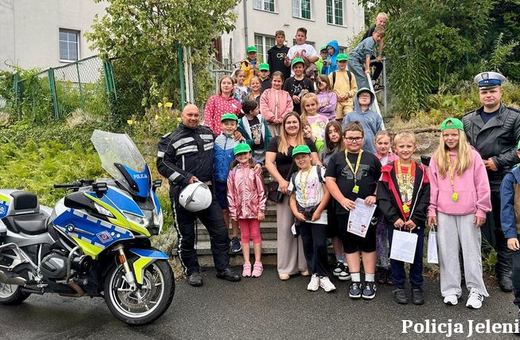 Bezpieczne wakacje z policją. Funkcjonariusze odwiedzili dzieci w Dziwiszowie