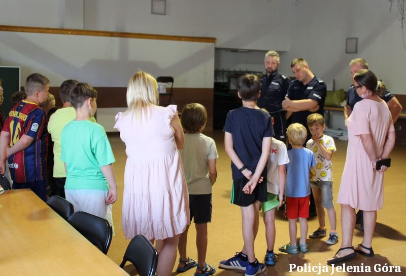 Bezpieczne wakacje z policją – edukacja, zabawa i prewencja