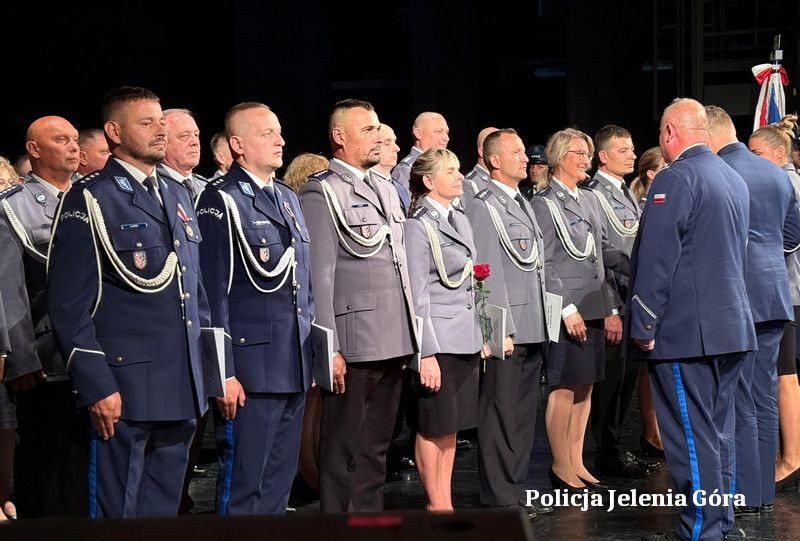 Awanse i nagrody na święto policjantów