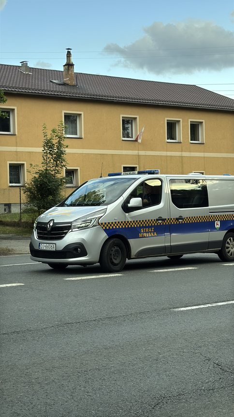 Uwaga przy skręcie z Wolności w Nadbrzeżną!