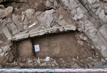 Zamek Bolków, fragment korytarza wiodącego z dziedzińca głównego do podziemi pod budynkiem pałacu książęcego. Fot. S. Wilk.