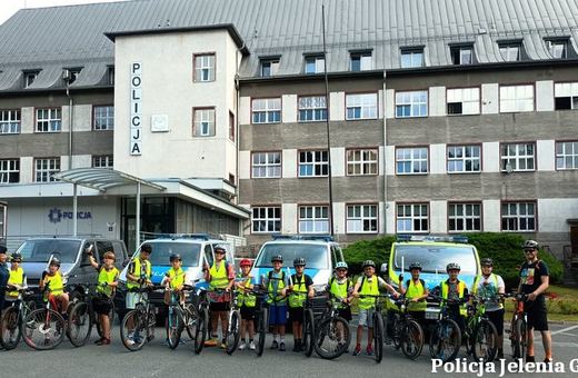 Jeleniogórska policjantka oznakowała rowery dzieci z półkolonii w ramach programu „Stop – rower oznakowany”