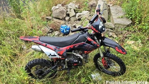 Motocyklista bez uprawnień i najprawdopodobniej pod wpływem środków nie zatrzymał się do kontroli