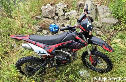Motocyklista bez uprawnień i najprawdopodobniej pod wpływem środków nie zatrzymał się do kontroli
