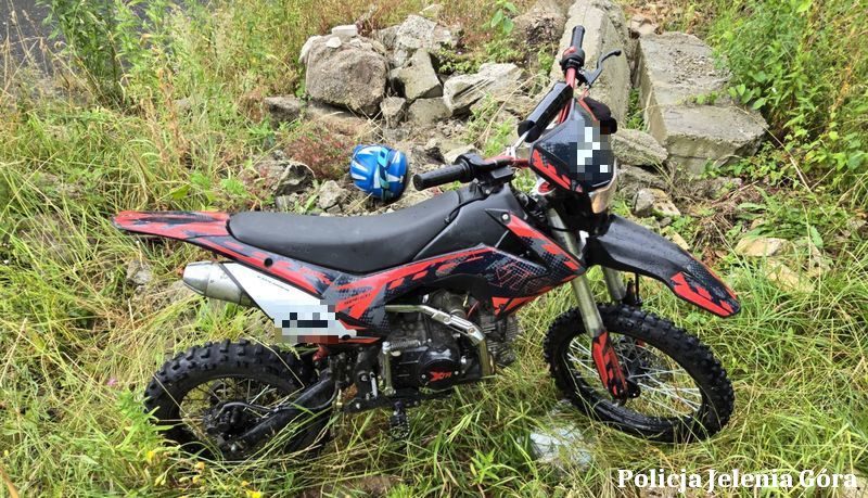 Motocyklista bez uprawnień i najprawdopodobniej pod wpływem środków nie zatrzymał się do kontroli