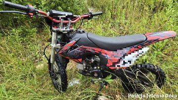 Motocyklista bez uprawnień i najprawdopodobniej pod wpływem środków nie zatrzymał się do kontroli