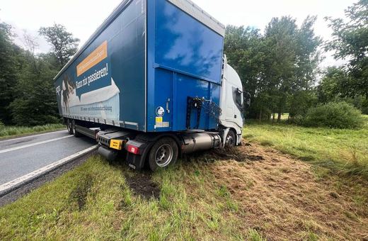 Zgięło TIR–a, napis na plandece nie pomógł