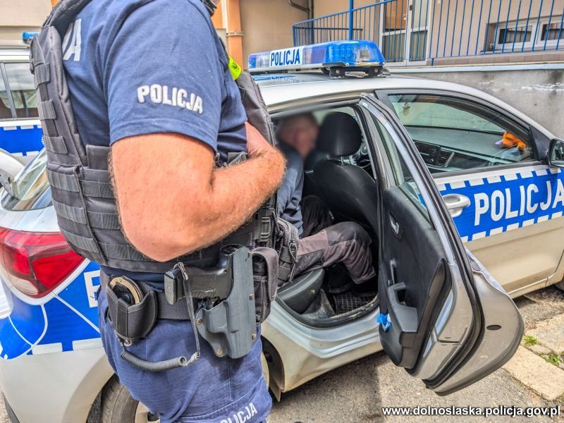 Włączył piłę na policjantów!
