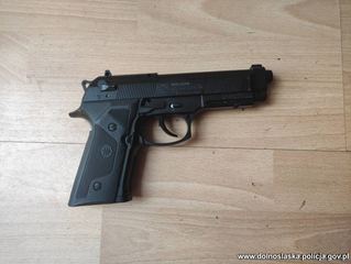 Włączył piłę na policjantów!