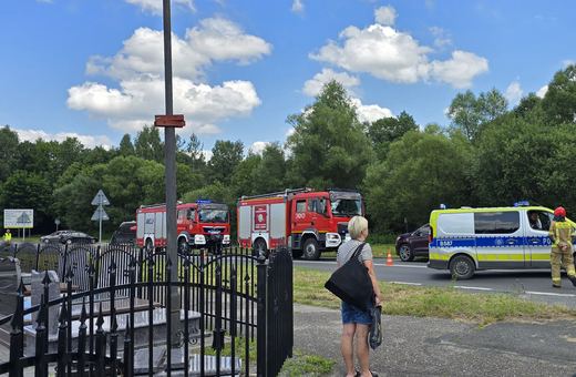 Zderzenie autobusu z osobówką przy cmentarzu