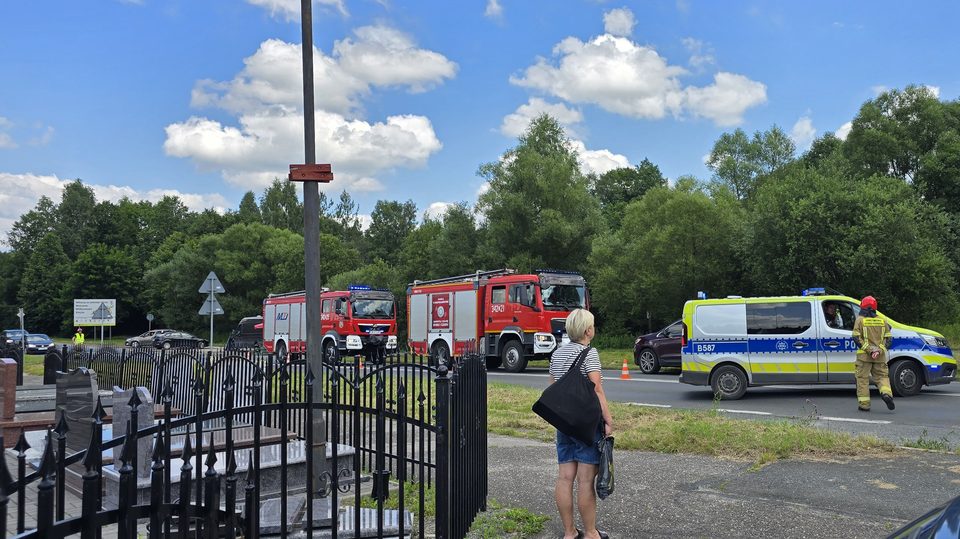 Zderzenie autobusu z osobówką przy cmentarzu