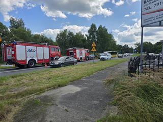 Zderzenie autobusu z osobówką przy cmentarzu