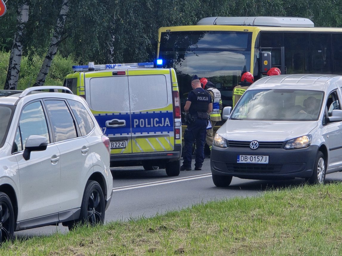Zderzenie autobusu z osobówką przy cmentarzu