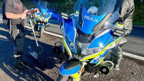 Nieodpowiedzialna jazda na hulajnodze elektrycznej po drodze krajowej – reakcja policjantów z jeleniogórskiej drogówki