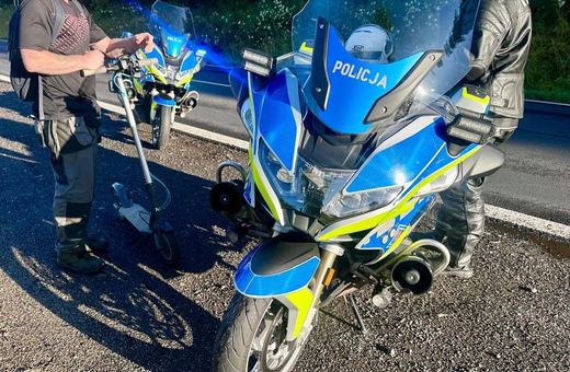 Nieodpowiedzialna jazda na hulajnodze elektrycznej po drodze krajowej – reakcja policjantów z jeleniogórskiej drogówki