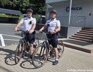 Policjanci na rowerach dbają o bezpieczeństwo mieszkańców Jeleniej Góry