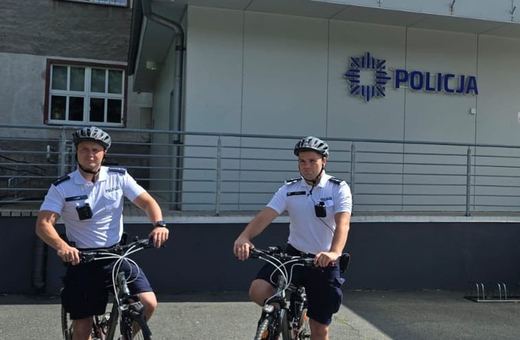 Policjanci na rowerach dbają o bezpieczeństwo mieszkańców Jeleniej Góry