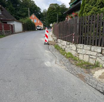 Kładą asfalt na drodze powiatowej