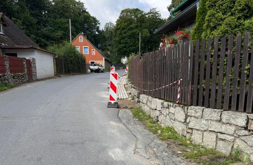Kładą asfalt na drodze powiatowej