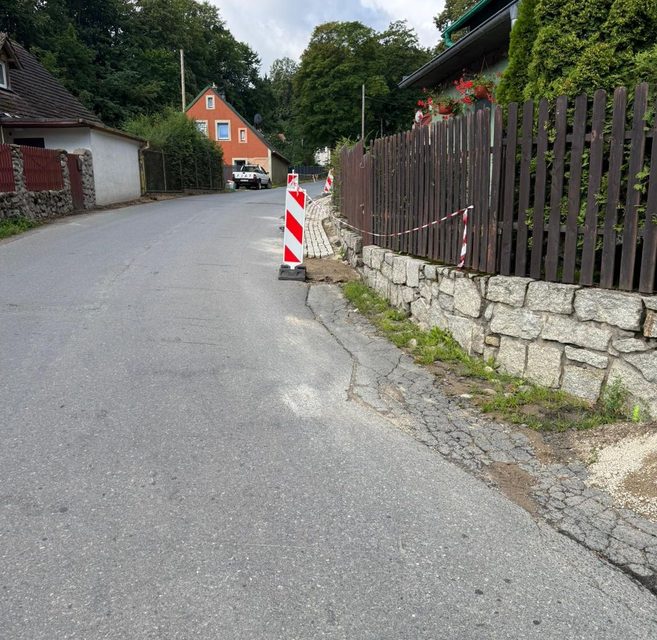 Kładą asfalt na drodze powiatowej