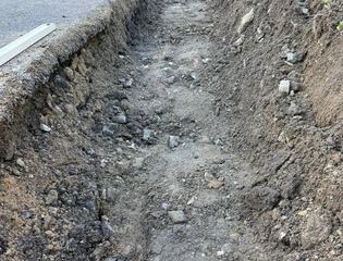 Kładą asfalt na drodze powiatowej