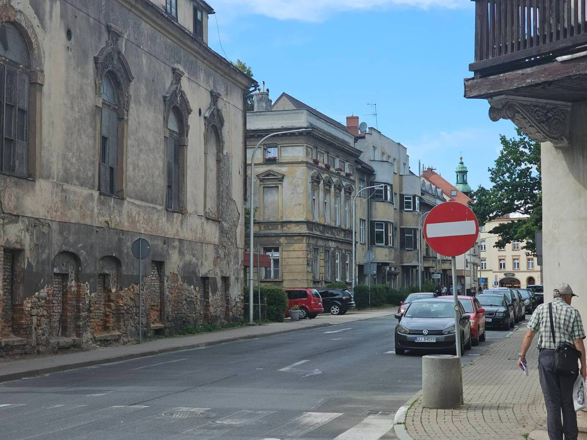 Ruina przy Piłsudskiego – czas ucieka, a budynek się sypie
