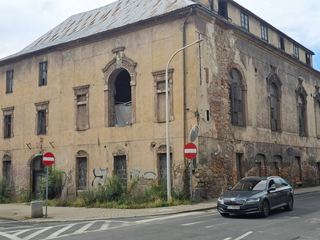 Ruina przy Piłsudskiego – czas ucieka, a budynek się sypie