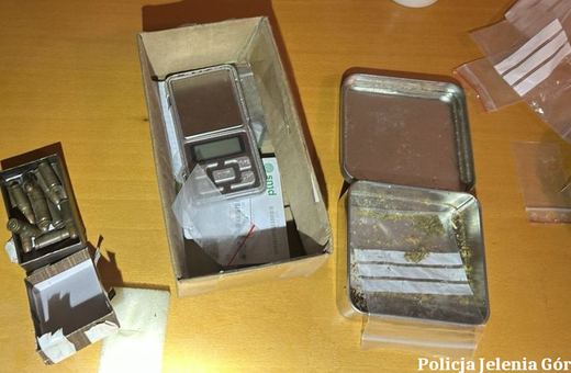 Zatrzymany z bronią i narkotykami, dodatkowo był poszukiwany do odbycia kary pozbawienia wolności