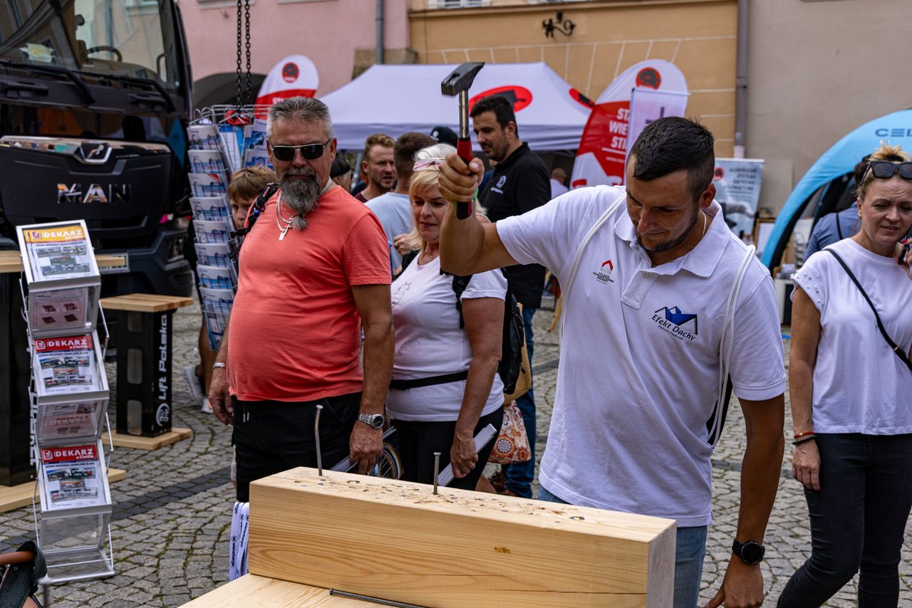 Plac Ratuszowy pełen dekarzy