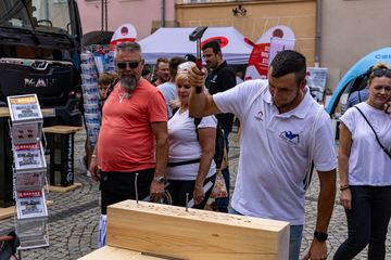 Plac Ratuszowy pełen dekarzy