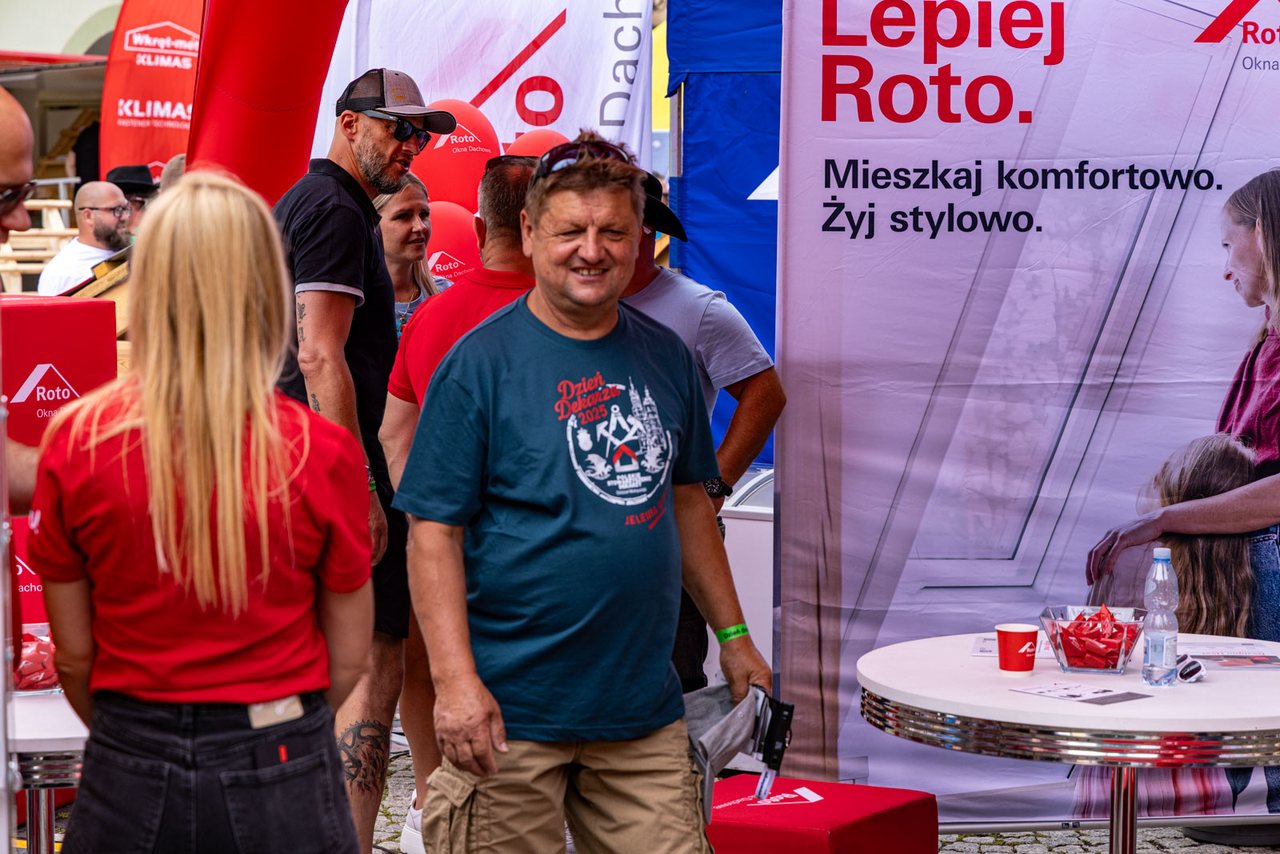 Plac Ratuszowy pełen dekarzy