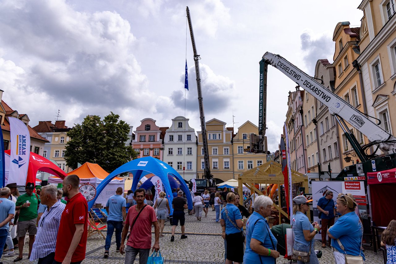 Plac Ratuszowy pełen dekarzy