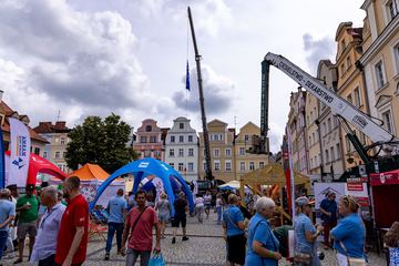 Plac Ratuszowy pełen dekarzy