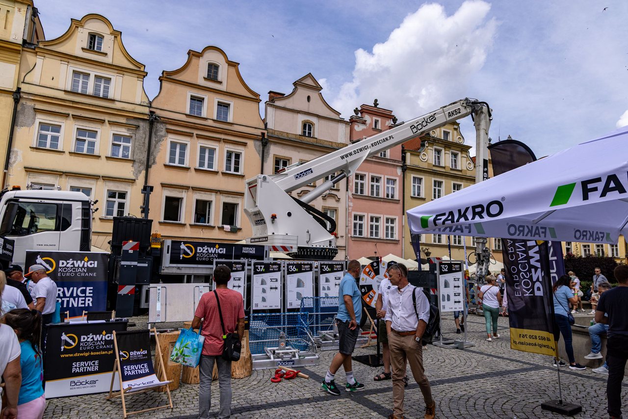 Plac Ratuszowy pełen dekarzy