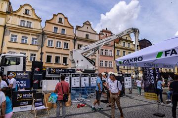 Plac Ratuszowy pełen dekarzy