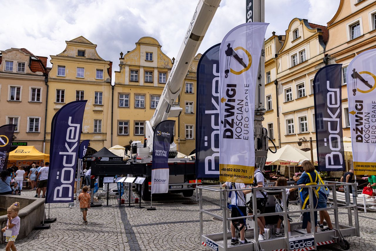 Plac Ratuszowy pełen dekarzy