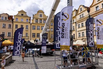 Plac Ratuszowy pełen dekarzy