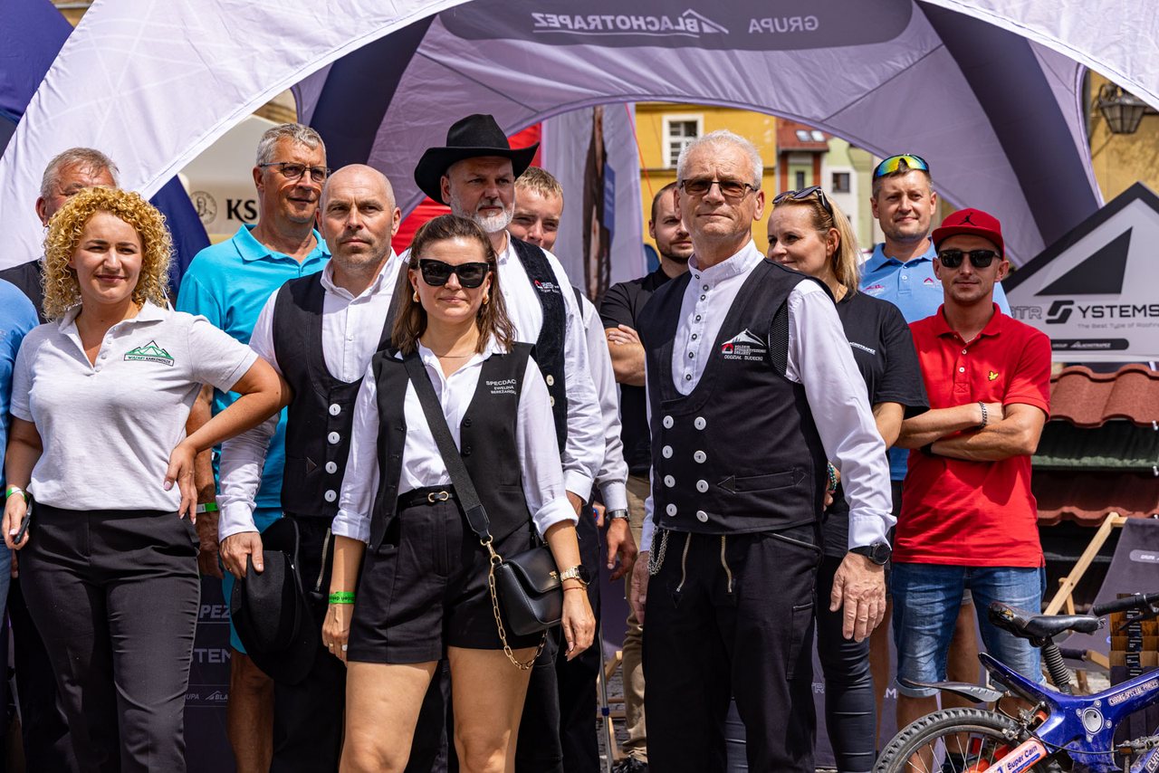 Plac Ratuszowy pełen dekarzy