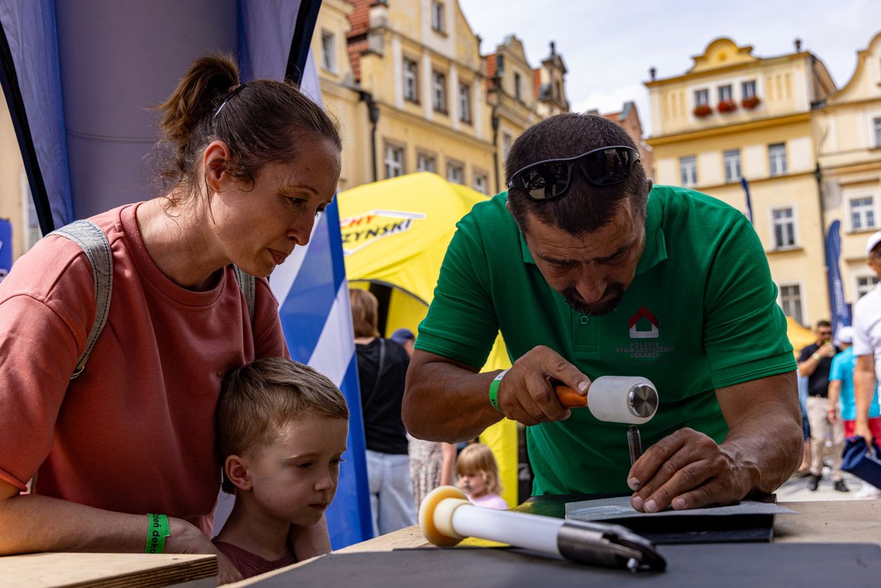 Plac Ratuszowy pełen dekarzy