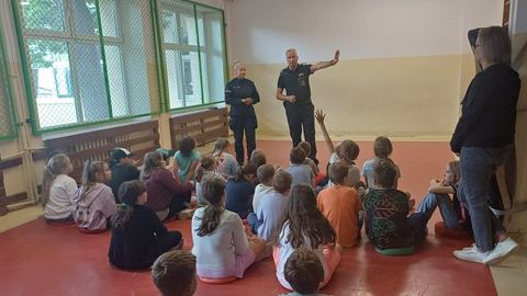 Rozmawiali z dziećmi o bezpieczeństwie w czasie wakacji – działania jeleniogórskiej policjantki i strażnika miejskiego