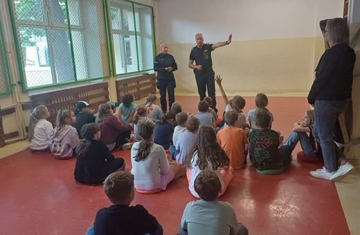 Rozmawiali z dziećmi o bezpieczeństwie w czasie wakacji – działania jeleniogórskiej policjantki i strażnika miejskiego