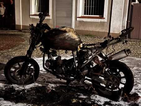 Spalił się samochód i motocykl