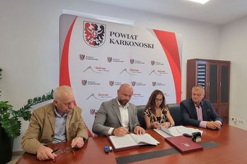 Podpisane umowy na remonty dróg powiatowych po powodzi