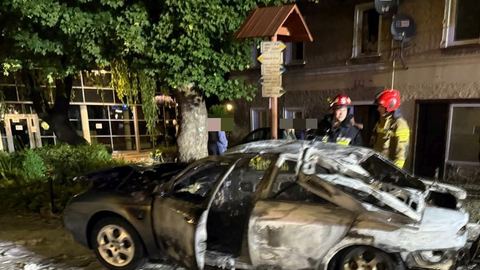 Policjanci z Kowar zatrzymali podejrzanego o celowe podpalenie samochodu celem udaremnienia wykonania orzeczenia sądu