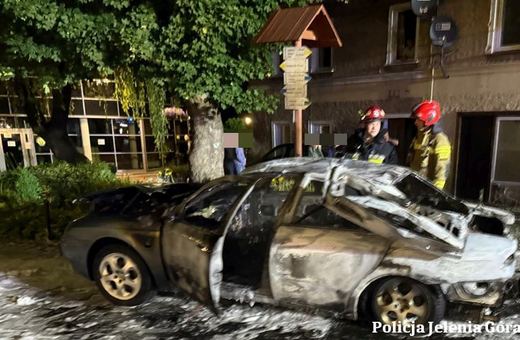 Policjanci z Kowar zatrzymali podejrzanego o celowe podpalenie samochodu celem udaremnienia wykonania orzeczenia sądu