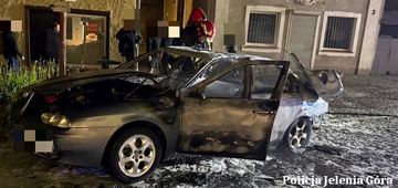 Policjanci z Kowar zatrzymali podejrzanego o celowe podpalenie samochodu celem udaremnienia wykonania orzeczenia sądu