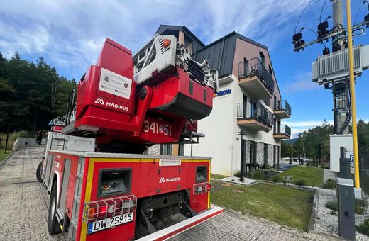 Pożar w Szklarskiej Porębie: paliła się sauna w apartamentowcu – straż nie mogła się dostać!
